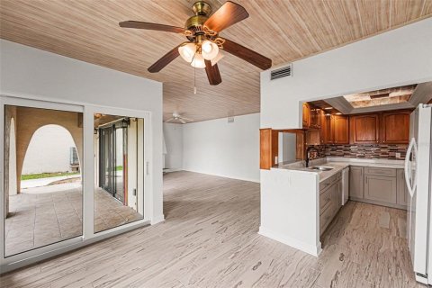 Condo in Treasure Island, Florida, 2 bedrooms № 2120011 - photo 4