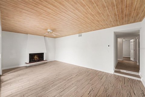 Condo in Treasure Island, Florida, 2 bedrooms № 2120011 - photo 3
