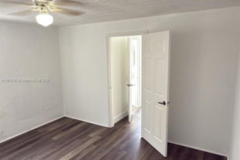 House in Miami, Florida 1 bedroom, 394.65 sq.m. № 1971082 - photo 4