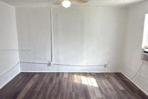 House in Miami, Florida 1 bedroom, 394.65 sq.m. № 1971082 - photo 2