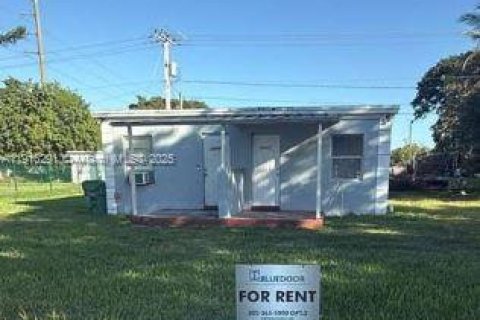 House in Miami, Florida 1 bedroom, 394.65 sq.m. № 1971082