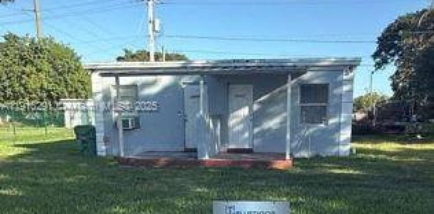 House in Miami, Florida 1 bedroom, 394.65 sq.m. № 1971082