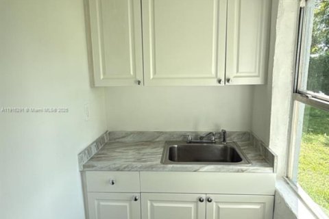 House in Miami, Florida 1 bedroom, 394.65 sq.m. № 1971082 - photo 3