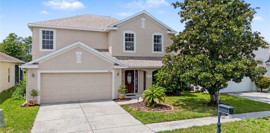 House in Land O' Lakes, Florida 5 bedrooms, 219.9 sq.m. № 2324173