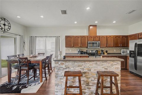 House in Land O' Lakes, Florida 5 bedrooms, 219.9 sq.m. № 2324173 - photo 3