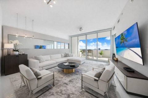 Condominio en Miami, Florida, 2 dormitorios  № 2022213