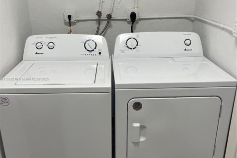 Casa en alquiler en North Miami, Florida, 3 dormitorios, 110.37 m2 № 1898219 - foto 9