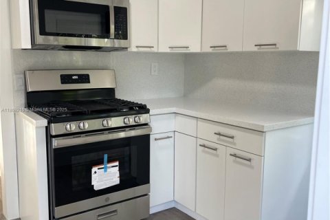 Casa en alquiler en North Miami, Florida, 3 dormitorios, 110.37 m2 № 1898219 - foto 12