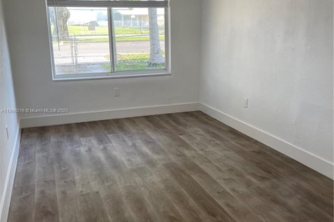 Casa en alquiler en North Miami, Florida, 3 dormitorios, 110.37 m2 № 1898219 - foto 4