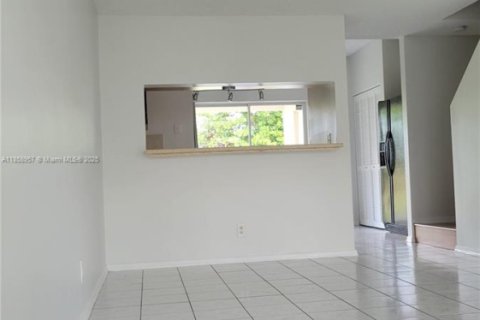 Townhouse in Weston, Florida 2 bedrooms, 103.12 sq.m. № 1887410 - photo 5