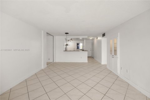 Condominio en venta en North Miami Beach, Florida, 2 dormitorios, 103.12 m2 № 1983623 - foto 13