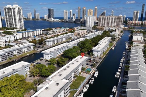 Condominio en venta en North Miami Beach, Florida, 2 dormitorios, 103.12 m2 № 1983623 - foto 6