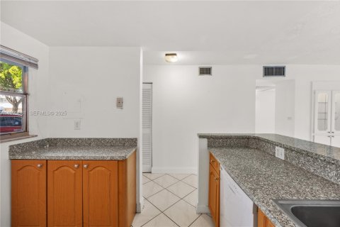 Condominio en venta en North Miami Beach, Florida, 2 dormitorios, 103.12 m2 № 1983623 - foto 24