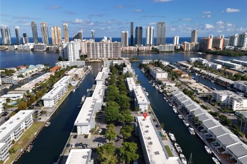 Condominio en venta en North Miami Beach, Florida, 2 dormitorios, 103.12 m2 № 1983623 - foto 2