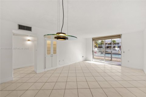 Condominio en venta en North Miami Beach, Florida, 2 dormitorios, 103.12 m2 № 1983623 - foto 12