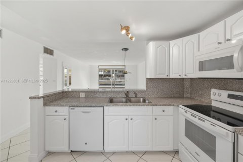 Condominio en venta en North Miami Beach, Florida, 2 dormitorios, 103.12 m2 № 1983623 - foto 11