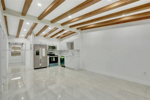 House in Fort Lauderdale, Florida 3 bedrooms, 89.93 sq.m. № 2035126 - photo 8