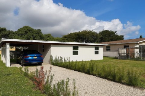 House in Fort Lauderdale, Florida 3 bedrooms, 89.93 sq.m. № 2035126