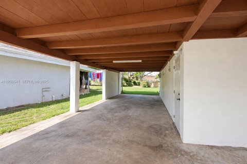 House in Fort Lauderdale, Florida 3 bedrooms, 89.93 sq.m. № 2035126 - photo 3
