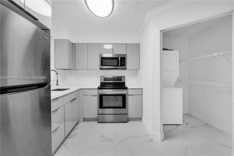 Condo in Hialeah, Florida, 2 bedrooms  № 1975202 - photo 8