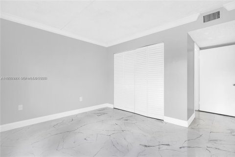 Condo in Hialeah, Florida, 2 bedrooms  № 1975202 - photo 12