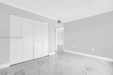 Condo in Hialeah, Florida, 2 bedrooms  № 1975202 - photo 13