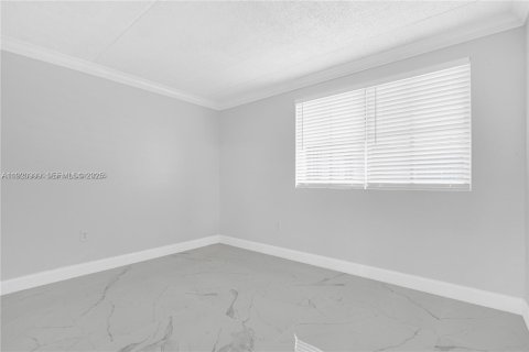 Condo in Hialeah, Florida, 2 bedrooms  № 1975202 - photo 11
