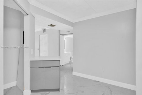 Condo in Hialeah, Florida, 2 bedrooms  № 1975202 - photo 10