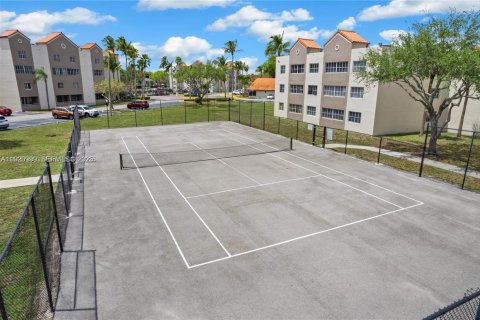 Condo in Hialeah, Florida, 2 bedrooms  № 1975202 - photo 20