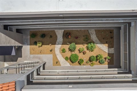 Condo in Hialeah, Florida, 2 bedrooms  № 1975202 - photo 19