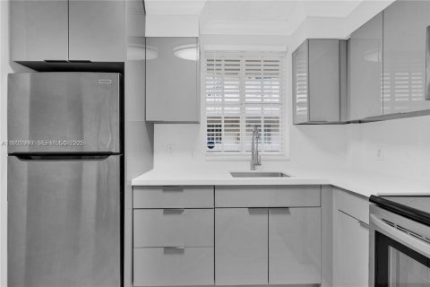 Condo in Hialeah, Florida, 2 bedrooms  № 1975202 - photo 7