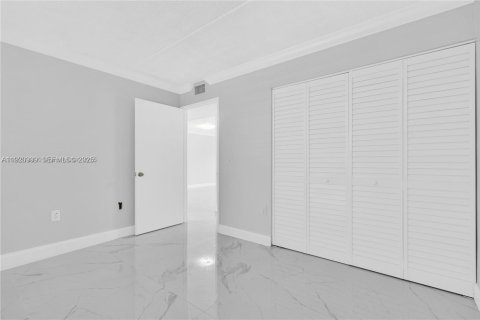 Condo in Hialeah, Florida, 2 bedrooms  № 1975202 - photo 15