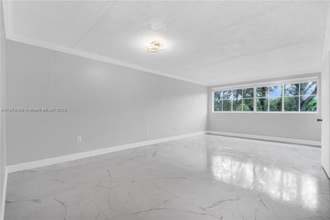 Condo in Hialeah, Florida, 2 bedrooms  № 1975202 - photo 2