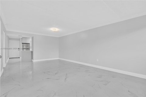 Condo in Hialeah, Florida, 2 bedrooms  № 1975202 - photo 6
