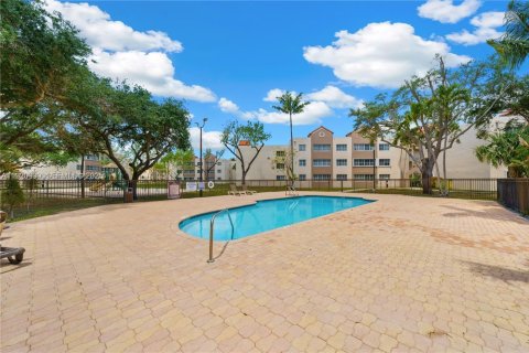 Condo in Hialeah, Florida, 2 bedrooms  № 1975202 - photo 21