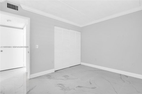 Condo in Hialeah, Florida, 2 bedrooms  № 1975202 - photo 14