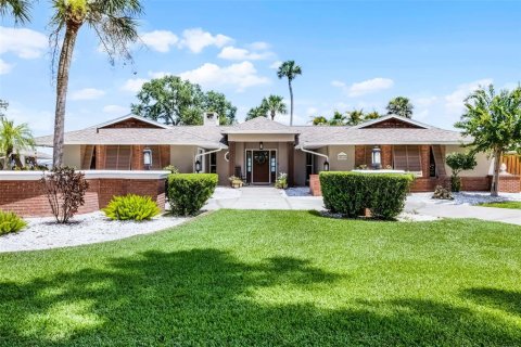 House in Yalaha, Florida 3 bedrooms, 229.56 sq.m. № 1882834 - photo 1