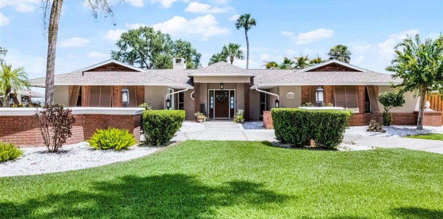 House in Yalaha, Florida 3 bedrooms, 229.56 sq.m. № 1882834