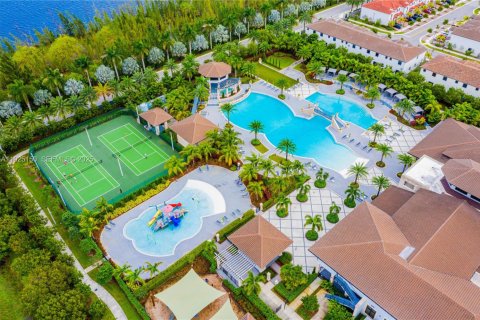 Купить кондоминиум в Дорал, Флорида 2 спальни, 99.59м2, № 1983764 - фото 3