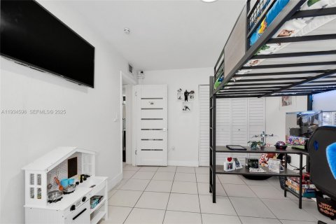 Condominio en alquiler en Hialeah, Florida, 3 dormitorios, 108.7 m2 № 1992912 - foto 17