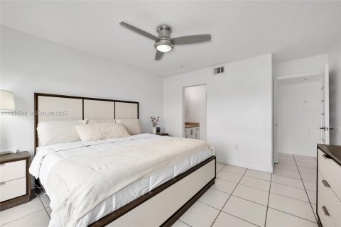 Condominio en alquiler en Hialeah, Florida, 3 dormitorios, 108.7 m2 № 1992912 - foto 11