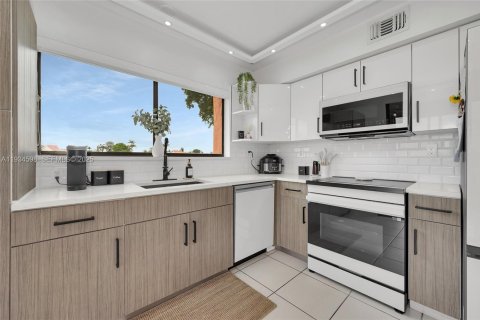 Condominio en alquiler en Hialeah, Florida, 3 dormitorios, 108.7 m2 № 1992912 - foto 9