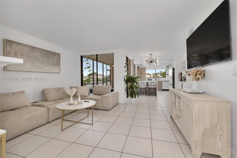 Condominio en alquiler en Hialeah, Florida, 3 dormitorios, 108.7 m2 № 1992912 - foto 4