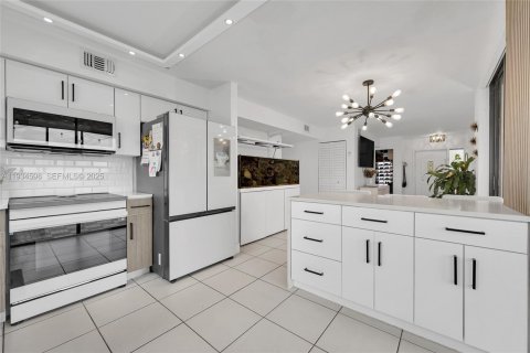 Condominio en alquiler en Hialeah, Florida, 3 dormitorios, 108.7 m2 № 1992912 - foto 8