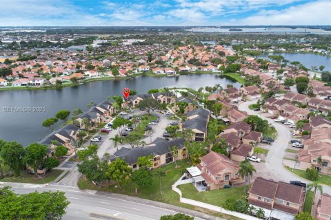 Condominio en alquiler en Hialeah, Florida, 3 dormitorios, 108.7 m2 № 1992912 - foto 1