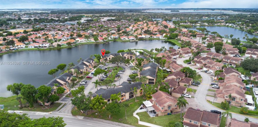 Condominio en Hialeah, Florida, 3 dormitorios  № 1992912