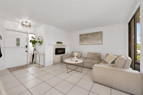 Condominio en alquiler en Hialeah, Florida, 3 dormitorios, 108.7 m2 № 1992912 - foto 5