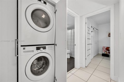 Condominio en alquiler en Hialeah, Florida, 3 dormitorios, 108.7 m2 № 1992912 - foto 18