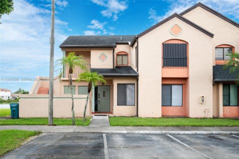 Condominio en alquiler en Hialeah, Florida, 3 dormitorios, 108.7 m2 № 1992912 - foto 2
