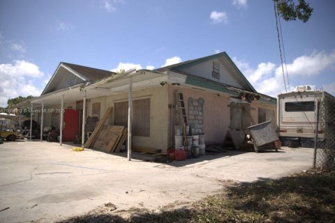 Commercial property in St. Lucie, Florida № 2154588